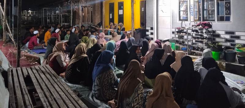 Foto santri dalam pelaksanaan Bahsul Masail